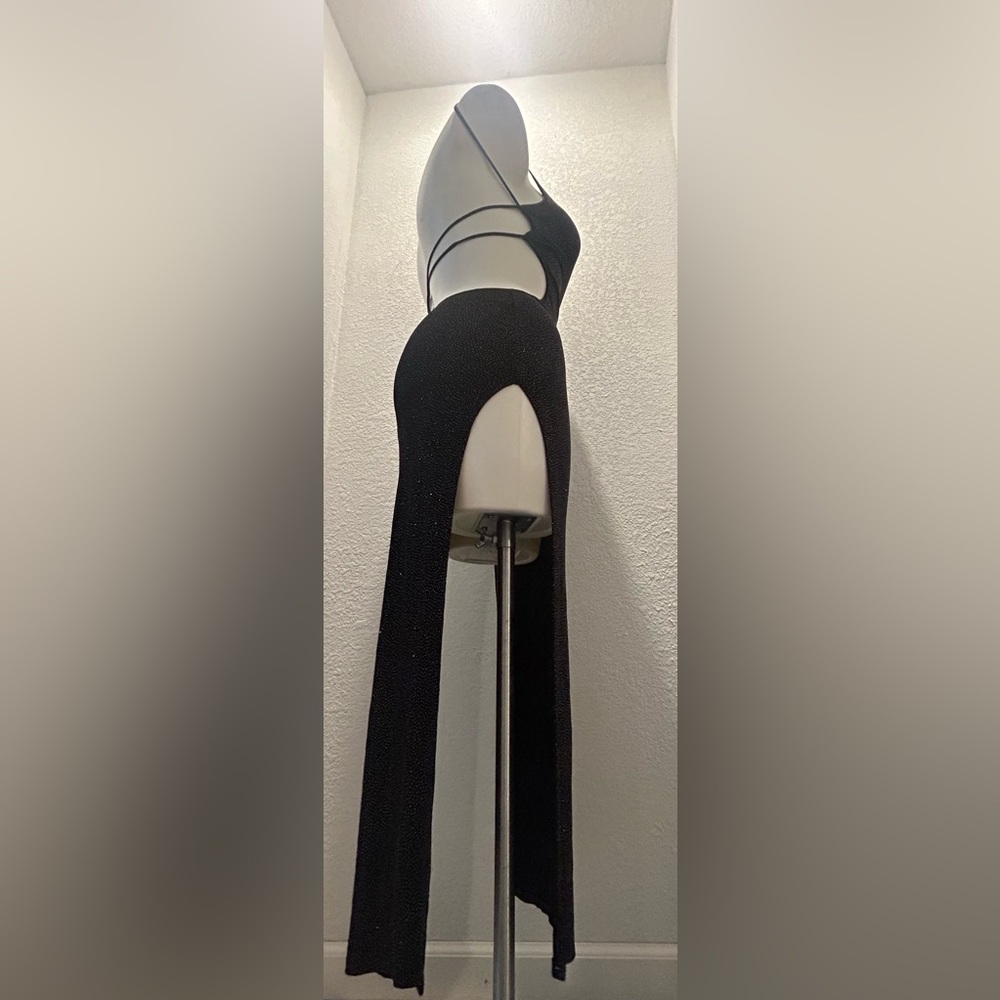 Elegant Black Cut-Out Dress dual side slits - Picture 3 of 6